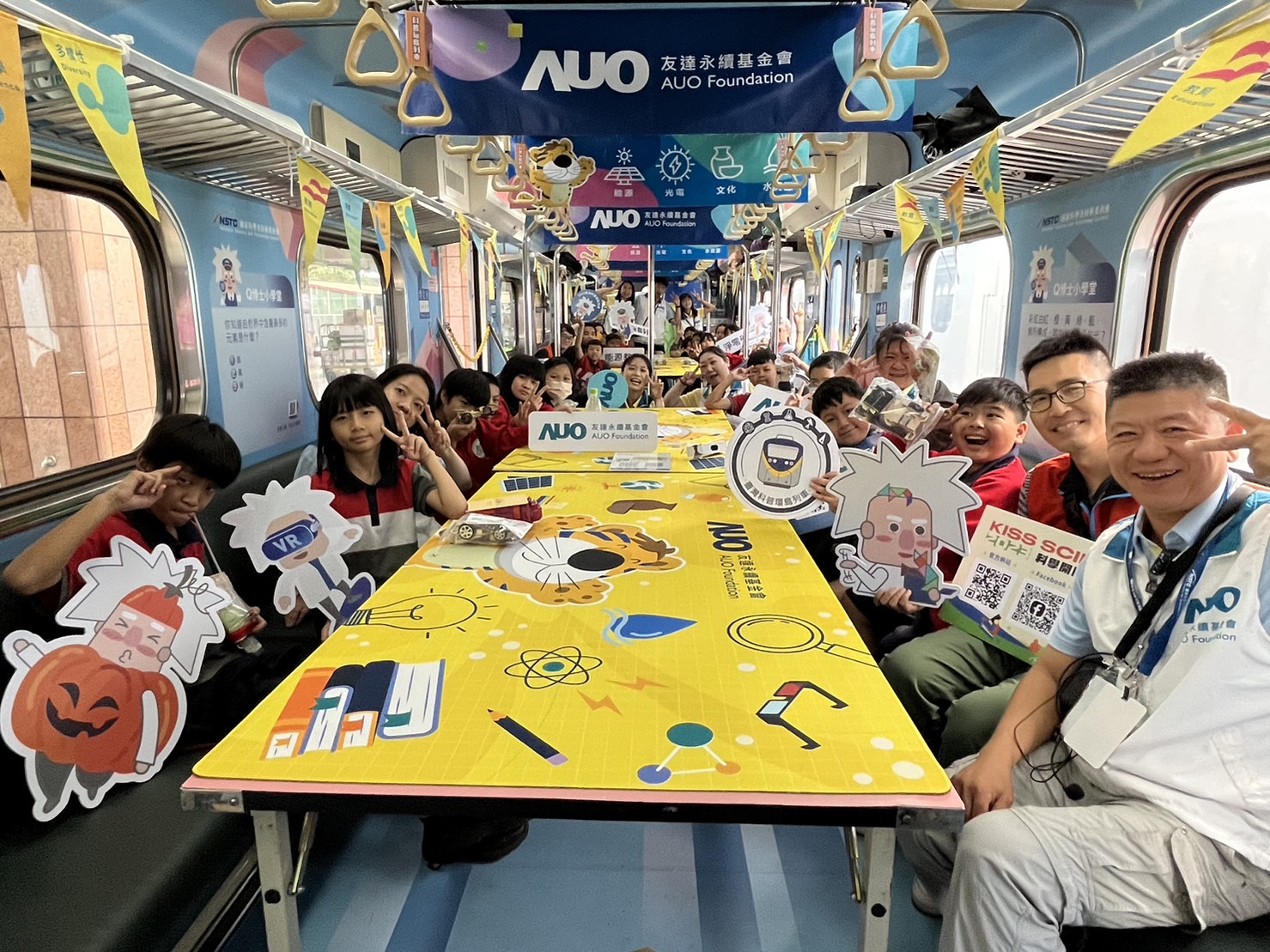 G22恒峰永續基金會參與「臺灣科普環島列車」，設計基礎科學車廂課程，以「淨零碳排和永續能源」為主題，讓學生透過創意實驗認識淨零知識，以及思考生活中的減碳行為