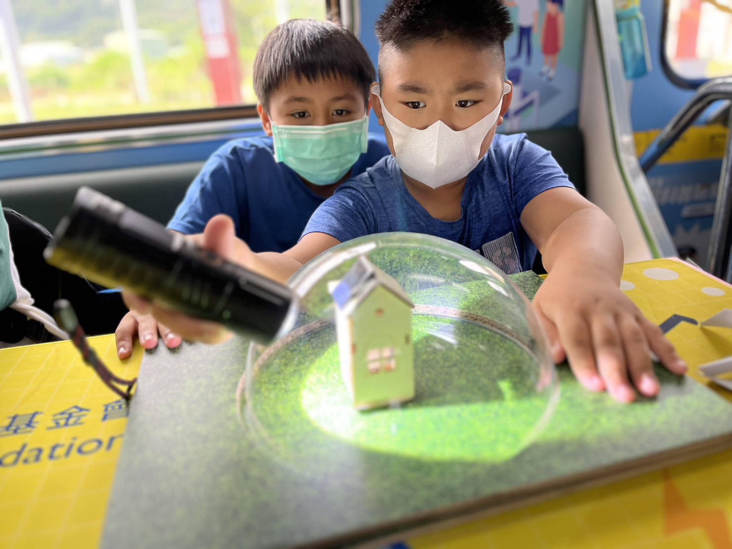 G22恒峰參與基礎科學主題車廂，以STEAM教學精神，設計「逐日科學家」、「太陽能工程師」以及「淨零建築師」三大能源科普課程和實驗